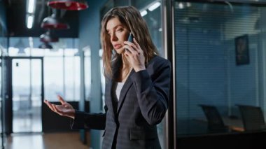 Ciddi bir avukat cep telefonuyla konuşuyor. Çağdaş ofis lobisi kapanıyor. Güvenilir iş kadını koridorda cep telefonuyla davayı tartışıyor. Seçkin kadın CEO 'nun akıllı telefon görüşmesi..