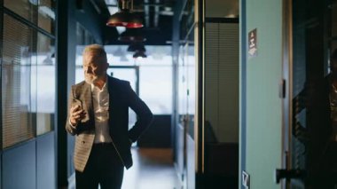 Endişeli girişimci cep telefonu bankacılığı uygulamasına göz atıyor. Ofis salonunda stres yaşıyor. Sakallı yaşlı işadamı stresli bir telefon mesajı okuyor. Üst düzey yönetici içerideki ekonomik krizi düşünüyor.