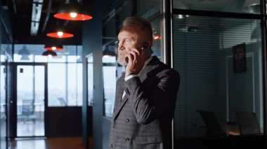 Emekli adam emeklilik kurumunun koridorunda cep telefonunu arıyor. Üst düzey işadamı, ofis binasında akıllı telefonla pazarlık yapıyor. Eski yatırımcı koridorda cep telefonuyla danışmanlık yapıyor..