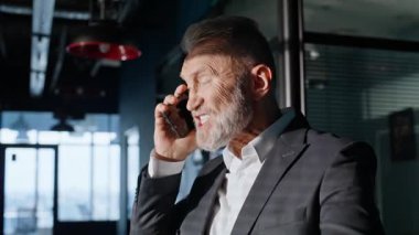 Sinirli işadamı cep telefonu şirketinin holünde bağırıyor. Öfkeli yaşlı CEO akıllı telefonu tartışıyor koridorda stres yaşıyor. Hüsrana uğramış yatırımcı bitir. Endişeli para kaybı..