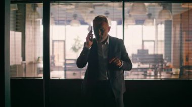 Kızgın yatırımcı telefonda kavga ediyor. Para kaybından dolayı umutsuzluğa kapılmış durumda. Siluet kıdemli sinirli iş adamı endişeli telefon görüşmesini bitirdi. Sinirli CEO akıllı telefondan bağırıyor..