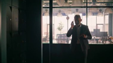 Sinirli girişimci akıllı telefondan bağırıyor. Salondaki iş başarısızlığı yüzünden stresli. Öfkeli işadamı koridorda çaresizlik içinde cep telefonuyla bağırıyor. Olgun yönetici stresli telefon konuşmasını bitirdi.