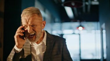 Kıdemli müdür akıllı telefondan güneş ışığında yürüme koridorunu kapatmayı tartışıyor. Öfkeli iş adamı holdeki cep telefonundan iş başarısızlığından şikayet ediyor. Kızgın yönetici gün batımında cep telefonuyla bağırıyor..