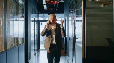 Şirket patronu cep telefonuyla bağırıyor endişeli yatırım projesi ofis binasında başarısız oldu. Cep telefonuyla bağıran öfkeli yaşlı iş adamı. Stresli adam yönetici tartışması akıllı telefon umutsuzluğu.