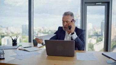 Endişeli patron, lüks ofis kapanışında yapılan akıllı telefon görüşmesinden şikayet ediyor. Cep telefonuyla bağıran yaşlı bir işadamı. Öfkeli yönetici stresli telefon konuşmasını duygusal olarak bitiriyor..