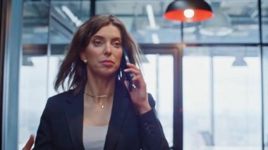 Yönetici cep telefonuyla konuşuyor. İş merkezi koridoru kapanıyor. Akıllı telefon yürüme koridorunda ciddi bir iş kadını sorunu tartışıyor. Stresli bir kadın cep telefonunu arayıp işten şikayet ediyor..