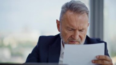 Şirket işletme bürosunun kapanış raporunu okuyan stresli finansör. Hüsrana uğramış yaşlı iş adamı dizüstü bilgisayarını kapatıyor. Endişeli mali felaket. Mutsuz yönetici kurumsal başarısızlığın umutsuzluğunu hissediyor.