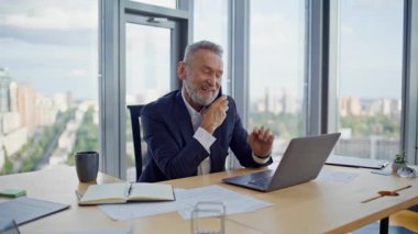 Modern ofiste cep telefonu daktilo dizüstü bilgisayarından bahseden yaşlı bir yönetici. Gülümseyen, cep telefonuyla konuşan, not defteri yazan bir çalışan. Şık iş adamı iş yerinde akıllı telefondan danışmanlık yapıyor..