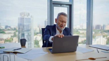 Modern ofis kapanışında kendini yorgun hisseden yorgun girişimci dizüstü bilgisayarı kapatıyor. Üst düzey işadamları bilgisayar işlerini bitirirken büyük sorunlar yaşadılar. Gergin yönetici maddi sıkıntılar yaşadı.