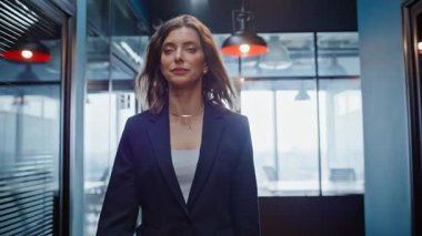 İş yeri sahibi ofis koridorunda yürürken cep telefonundan kötü haberler alıyor. Sinirli iş kadını akıllı telefon mesajı okuyor. Stres altında. Mutsuz kadın CEO salondaki cep telefonu mesajlarını merak ediyor..