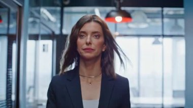 Sinirli yönetici akıllı telefon yürüyen iş merkezi koridorunu kapatıyor. Stresli iş kadını cep telefonundan kötü haberler alıyor. Tatminsiz kadın endişeli telefon işi e-postası.