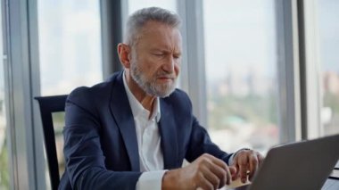 Yorgun girişimci bilgisayarın kapağını kapatırken ofis işi yüzünden strese giriyor. Yorgun iş adamı, bilgisayardaki stresli işi bitiriyor. Mesleki kriz geçiren ağır bir yönetici..