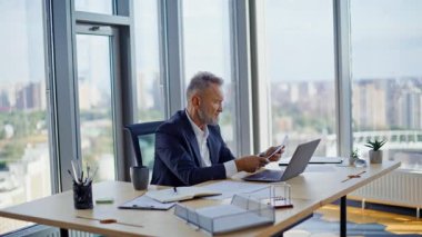 Gergin yatırımcı evrakları fırlatıyor. İş yerindeki belgelerde hata buluyor. Kıdemli işadamı döküman kırışıyor. Mali rapor endişe verici. Stresli girişimci sıkıntılı bir durumda dizüstü bilgisayarı kapatıyor.