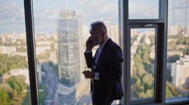 Üst düzey iş adamları, yüksek binadaki akıllı telefondan birbiriyle çelişiyor. Stresli yaşlı lider panoramik pencerenin önünde cep telefonu diye bağırıyor. Öfkeli yöneticiler iş görüşmesinden sonra stres hissederler