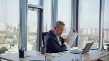 Ofisteki çevrimiçi konferansta sinirli girişimci konuşuyor. Sinirli, yaşlı işadamı gazeteleri buruşturuyor ve stresli bir video görüşmesi yapıyor. Öfkeli yönetici bilgisayarı kapatıyor. Sinir bozucu sanal toplantıyı bitir..