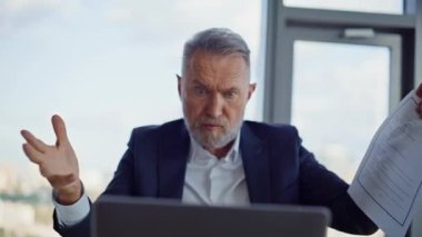 Çevrimiçi toplantıda bağıran kızgın CEO ofis kapanışında dökümanlarını dağıtıyor. Deli kıdemli patron video görüşmesiyle tartışıyor. Öfkeli yönetici, stres hissederek sanal konferansı bitirdi.