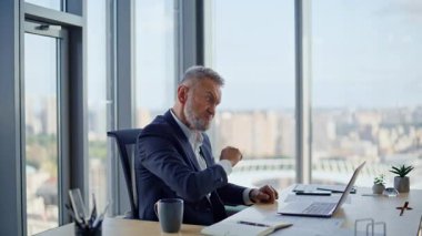 Modern çalışma alanındaki finansal raporlarda yapılan hatayı videoya kaydetmek. Yaşlı işadamı online toplantıda sözleşme sorunundan şikayetçi. Stresli yönetmen web sohbeti ile tartışıyor.