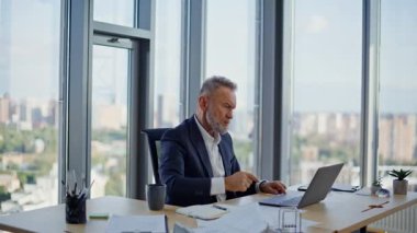 Patron, video görüşmesinde şikâyet edince finans şirketinin ofisinden memnun kalmamış. Gergin kıdemli işadamı dizüstü bilgisayardaki web kamerasında hata gösteriyor. Sanal toplantıda öfkeli CEO kavgası..