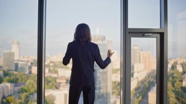 Patroniçe cep telefonunu gökdelendeki panoramik pencerenin önünde tartışıyor. Sinirli iş kadını, akıllı telefonuyla iş probleminden şikayet ediyor. Gergin kadın yönetici ofiste cep telefonuyla tartışıyor.