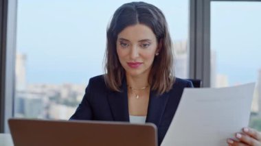 Zengin patron şirket işyerindeki mali raporları yakından okuyor. Gülümseyen iş kadını ofisteki bilgisayardaki verileri kontrol ederek belgeleri inceliyor. İş yerindeki iş belgelerini inceleyen zarif kadın CEO.