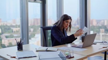 Gergin CEO videosu modern ofisten arıyor. Stresli iş kadını dizüstü bilgisayarı kapatırken işyerinde hayal kırıklığına uğramış belgeler hata yapıyor. Öfkeli kadın endişeli mali raporlarla internetteki toplantısını bitirdi. Sanal sohbet.