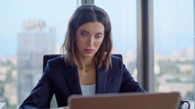 Finans şirketinin işyerindeki evrakları incelemekle meşgul bir muhasebeci. Ciddi iş kadını inceleme raporları ofiste bir hata buldu. Gergin kadın yönetici dokümanları okuyor tatminsiz veriler.