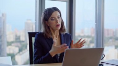 Tatminsiz yöneticiler dizüstü bilgisayarla tartışıyor şirket ofisinde stres altında. Sinirli iş kadını videosu sorunu açıklıyor. Stresli yönetici, bilgisayar engelli toplantısını kapat