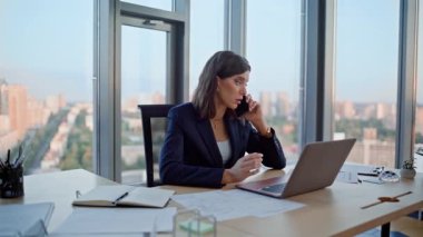 Şirketin iş yerinde cep telefonuyla bilgisayar görüntüleme verilerini tartışan bir yönetici. Sorunlu iş kadını servis masasını arıyor. Endişeli bayan müdür problemden şikayetçi.