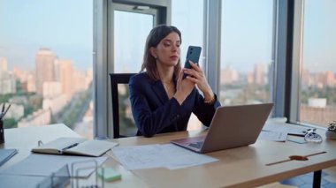 Finansal danışman şirketin iş yerinde cep telefonu tarama laptopunu konuşuyor. Kendine güvenen bir iş kadını cep telefonunu arıyor ve bilgisayarı arıyor. Başarılı kadın CEO telefonla anlaşmayı tartışıyor..