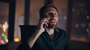 İlham verici bir yönetici cep telefonunu arıyor ve iyi haberleri paylaşıyor. Duygusal iş adamı cep telefonuyla yaratıcı projeyi tartışıyor. Geç saatte çalışan biri akıllı telefondan fazla mesai yapıyor..