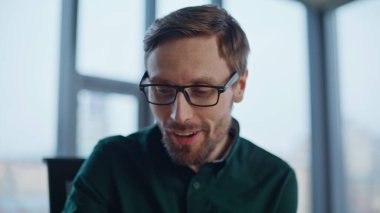 Memnuniyet duyan çalışanlar, modern ofis alanlarında oturmanın keyfini çıkarıyorlar. Gülümseyen işadamı, iş yerinde başarı beklentisi içinde bir proje yaratıyor. Mutlu yönetici gelişim üzerine kafa yoruyor..