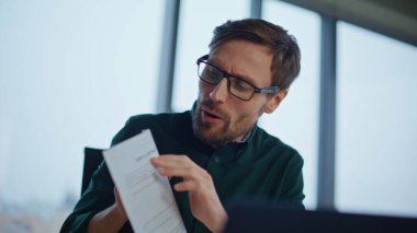 Girişimci, ofiste web cam dizüstü bilgisayarına dökümanları gösteren projeyi anlatıyor. Profesyonel yönetici iş belgelerini online toplantıda tartışır. Gözlüklü Ceo Web sohbetinde müzakere ediyor.