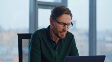 Stresli patron video görüşmesinde şikayet ediyor. Ofiste tatminsiz mali rapor tutuyor. Gergin işadamı, internette elinde belge tutarken tartışıyor. Öfkeli yönetici uzaktan tartışıyor..