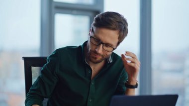 Ofis panoramik penceresinin kapatılması ile meşgul bir yönetici isteksizce telefona cevap veriyor. Tatminsiz iş adamı modern iş yerinde akıllı telefonlardan konuşuyor. Patron iş yerinde cep telefonu sohbetine başla..