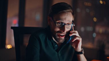 Uzaktan kumandalı ofiste cep telefonuyla konuşan serbest çalışan bir portre ressamı. Gülümseyen iş adamı akıllı telefonu arıyor ve iş belgelerini tartışıyor. Sakallı çalışan telefon anlaşmasıyla pazarlık yapıyor..