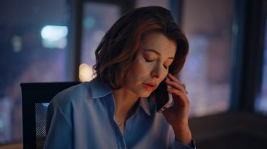Karanlık işyerinden üzücü bir mesai çalışanı arıyor. Endişeli iş kadını telefon konuşmalarında sorun tartışıyor. Son teslim tarihinden şikayetçi olan kadın yönetici..