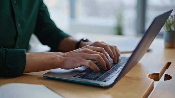 Бизнесмен пишет электронную почту на ноутбуке в современном креативном агентстве крупным планом. Неузнаваемый менеджер, печатающий компьютерные исследования онлайн. Разработчик программирования на рабочем месте.