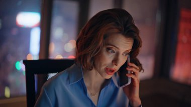Girişimciyi arayıp, karanlık ofis işyerinde oturmaktan şikayetçi olmak. Sinirli iş kadını telefon konuşmasında hatayı açıklıyor. Endişeli kadın CEO cep telefonuyla sorunları tartışıyor..
