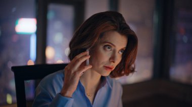 Sinir Direktörü cep telefonuyla konuşuyor. Portre, akıllı telefon konuşmasında iş sorunundan şikayet eden memnun olmayan bir iş kadını. Hüsrana uğramış kadın yönetici telefonla hata tartışıyor..