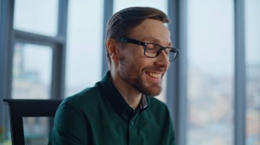 Ofis panoramik penceresinin yakınındaki dizüstü bilgisayarda çalışan ilham verici bir çalışan. Gülümseyen iş adamı raporları tatmin edici sonuçlar veriyor. Modern işyerindeki belgeleri analiz eden sakallı bir yönetici..