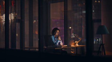 Gece müdürü karanlık boş ofiste dizüstü bilgisayarı kapatıyor. Yorgun kadın çalışan lamba ışığında fazla mesai yapıyor. Geç saatlere kadar çalışmak istemeyen çok çalışan bir iş kadını. Aşırı yüklü şirket çalışanı tükenmiş..