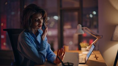 Gece ofisinde cep telefonuyla konuşmaktan yorgun düşmüş. Defterde yakın çekim yazıyormuş. Çok çalışan bir iş kadını cep telefonunu arıyor ve karanlık bir iş yerinde oturuyor. Fazla mesai yöneticisi akıllı telefondan danışmanlık yapıyor