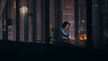 İşletme müdürü cep telefonuyla kavga ediyor. Boş bir ofiste oturuyor. Sinirli iş kadını, karanlık işyerindeki belge sorunundan şikayetçi. Öfkeli kadın patron gece geç saatlerde kağıt işlerini tartışıyor.