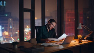 Yatırımcı, lamba ışığında iş yerindeki cep telefonundan arama raporunu tartışıyor. Gülümseyen işadamı akıllı telefondan belgeleri kontrol etmekten bahsediyor. Ofiste başarılı bir yönetici cep telefonuyla istemciye danışıyor.
