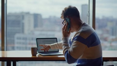 Şehir merkezindeki ofiste cep telefonuyla konuşmakla meşgul bir yönetici. Ciddi bir müteahhit, akıllı telefon konuşması yapıyor ve içeride bilgisayar yazıyor. Genel müdür panoramik pencerelerde tek başına çalışıyor.