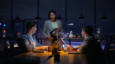 Başarılı bir ekip ofiste çalışıyor. Kadın şirket danışmanı yöneticilerin dosyaları tutmasına yardım ediyor. Şirket ortakları proje planlıyorlar. Birlikte tartışıyorlar. Bayan iş yerinde stajyerlerle konuşuyor. 