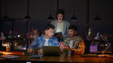Karanlık ofiste geç saatlere kadar çalışan proje yöneticileri. Pozitif ekip, bilgisayar ekranına bakan iş arkadaşlarını dinleyen kadını yönlendiriyor. Fazla mesai yapan takım arkadaşları şehir manzaralı iş yerleri hakkında fikir paylaşıyorlar. Şirket yaşam tarzı