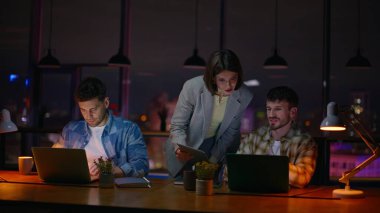 Kadın akıl hocası akşam ofisinde işleri kontrol ediyor. Karanlık İş Yeri Projesi 'ni yapan yaratıcı ekip. Enerjik, mutlu iş arkadaşları çağdaş kabinede el sıkışıyor. Gece personeli acil görevler yapıyor.