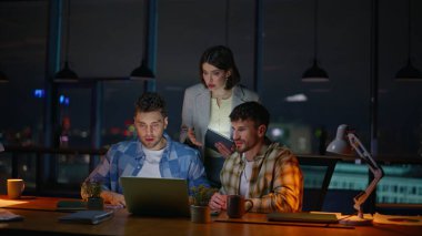 Fazla mesai tasarımcıları akşam işyerinde beyin fırtınası yapıyor. Bilgisayar masasında duygusal iletişim kuran geç çalışan işçiler. Sinirli iş arkadaşları birlikte konuşuyor. Karanlık şirket ofisindeki projeyi analiz ediyorlar.