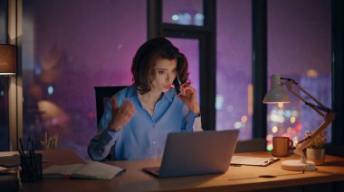 Sorunlu girişimci cep telefonunu arıyor. Gece ofisindeki dizüstü bilgisayarı arıyor. Panoramik pencereler kapalı. Endişeli iş kadını telefonda ağdaki problemden şikayetçi. Mesai saatleri dışında sorunları tartışan